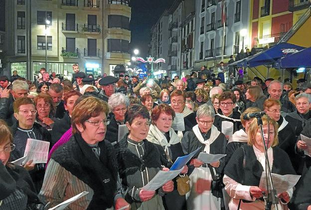 Coro popular. El coro popular recorrerá las calles cantando villancicos.