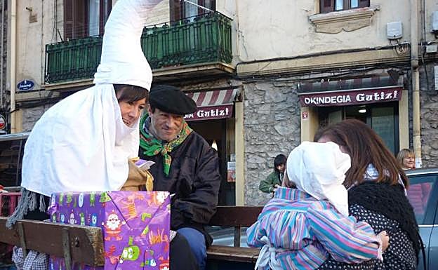 Imagen. Olentzero y Mari Domingi en Pasaia