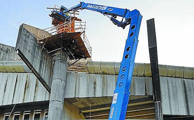 Operarios trabajan esta semana en la construcción de los pilares sobre los que se apoyará la cubierta.