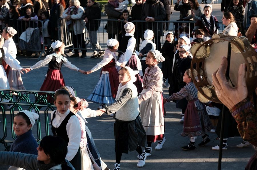 Tras recoger las cartas de los más pequeños, Olentzero y Mari Domingi recorrieron las calles del centro donostiarra donde han repartido caramelos, regalos y, sobre todo, mucha ilusión.