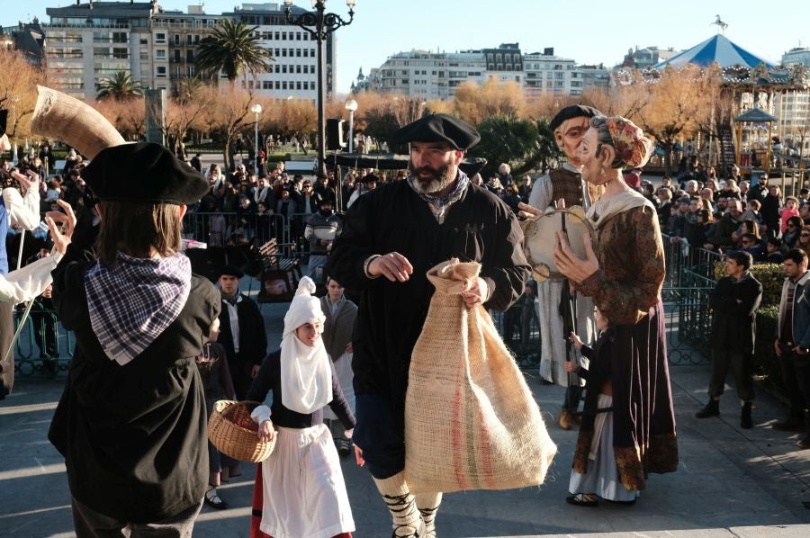 Tras recoger las cartas de los más pequeños, Olentzero y Mari Domingi recorrieron las calles del centro donostiarra donde han repartido caramelos, regalos y, sobre todo, mucha ilusión.