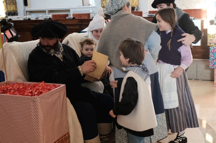Tras recoger las cartas de los más pequeños, Olentzero y Mari Domingi recorrieron las calles del centro donostiarra donde han repartido caramelos, regalos y, sobre todo, mucha ilusión.