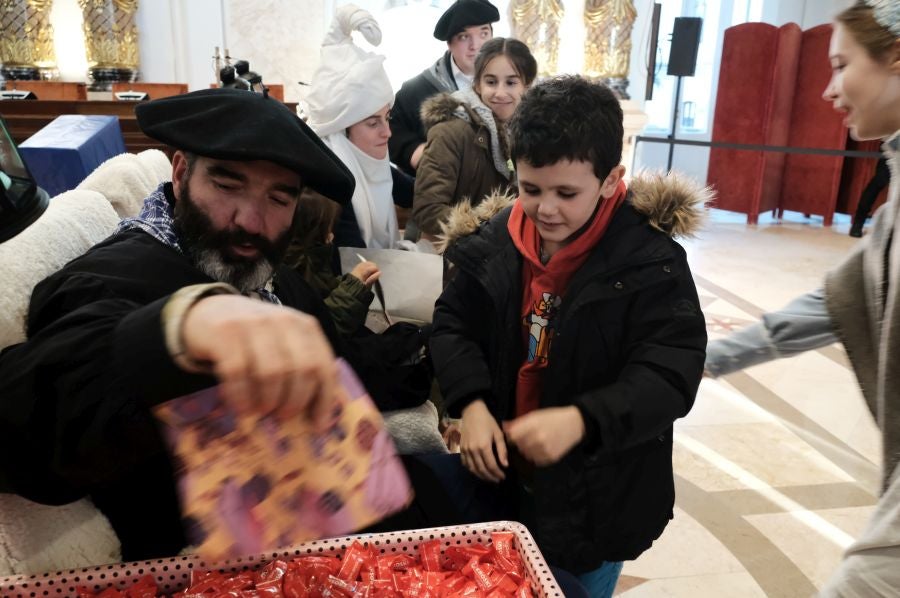 Tras recoger las cartas de los más pequeños, Olentzero y Mari Domingi recorrieron las calles del centro donostiarra donde han repartido caramelos, regalos y, sobre todo, mucha ilusión.