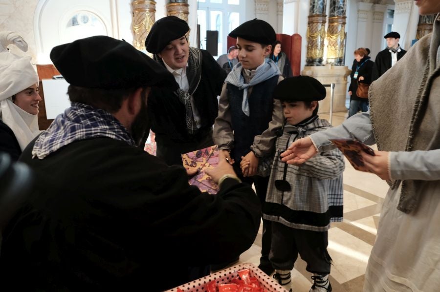 Tras recoger las cartas de los más pequeños, Olentzero y Mari Domingi recorrieron las calles del centro donostiarra donde han repartido caramelos, regalos y, sobre todo, mucha ilusión.