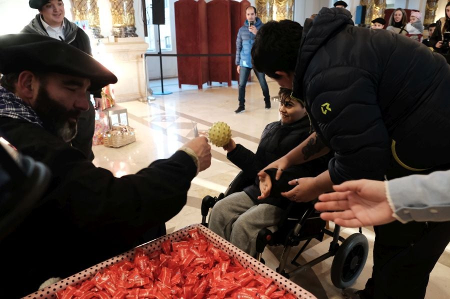 Tras recoger las cartas de los más pequeños, Olentzero y Mari Domingi recorrieron las calles del centro donostiarra donde han repartido caramelos, regalos y, sobre todo, mucha ilusión.