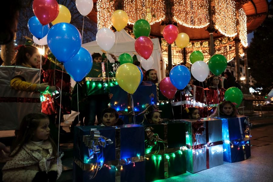 Tras recoger las cartas de los más pequeños, Olentzero y Mari Domingi recorrieron las calles del centro donostiarra donde han repartido caramelos, regalos y, sobre todo, mucha ilusión.