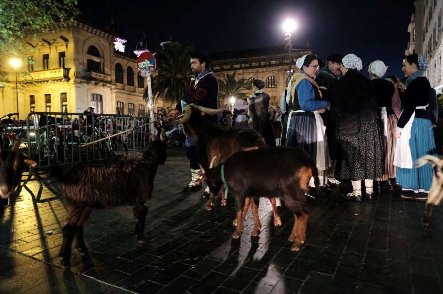 Tras recoger las cartas de los más pequeños, Olentzero y Mari Domingi recorrieron las calles del centro donostiarra donde han repartido caramelos, regalos y, sobre todo, mucha ilusión.