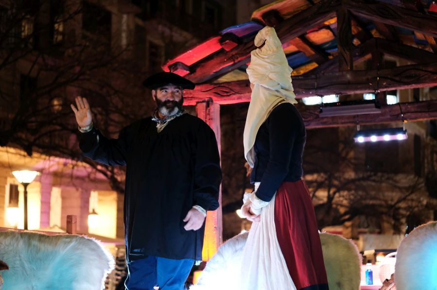 Tras recoger las cartas de los más pequeños, Olentzero y Mari Domingi recorrieron las calles del centro donostiarra donde han repartido caramelos, regalos y, sobre todo, mucha ilusión.