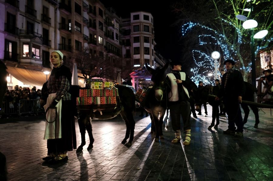 Tras recoger las cartas de los más pequeños, Olentzero y Mari Domingi recorrieron las calles del centro donostiarra donde han repartido caramelos, regalos y, sobre todo, mucha ilusión.