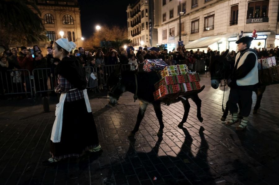 Tras recoger las cartas de los más pequeños, Olentzero y Mari Domingi recorrieron las calles del centro donostiarra donde han repartido caramelos, regalos y, sobre todo, mucha ilusión.