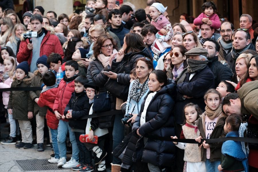 Tras recoger las cartas de los más pequeños, Olentzero y Mari Domingi recorrieron las calles del centro donostiarra donde han repartido caramelos, regalos y, sobre todo, mucha ilusión.