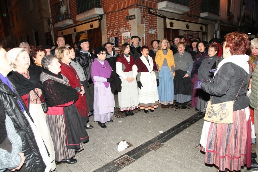 Los niños y niñas de Ordizia disfrutaron de lo lindo con la visita de Olentzero y Mari Domingi. 