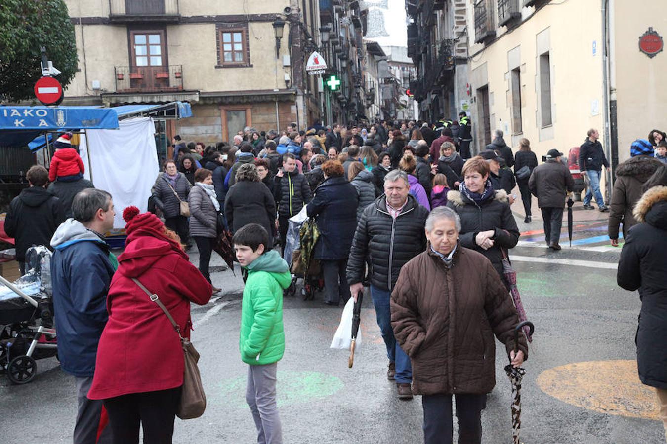 El mercado extraordinario de Navidad sufre los embates de un tiempo muy desapacible