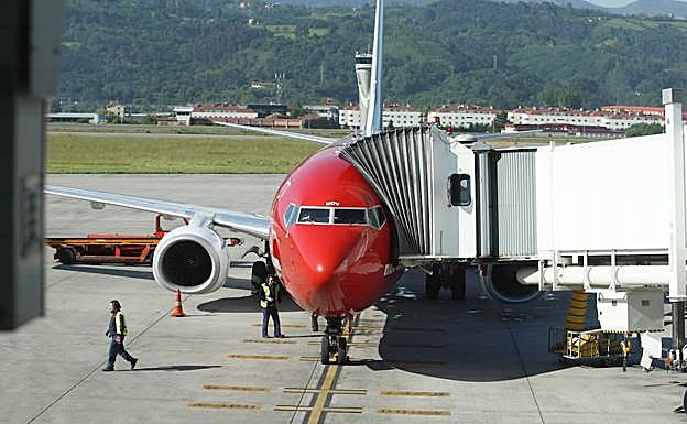 Un avión de Norwegian en Loiu. 