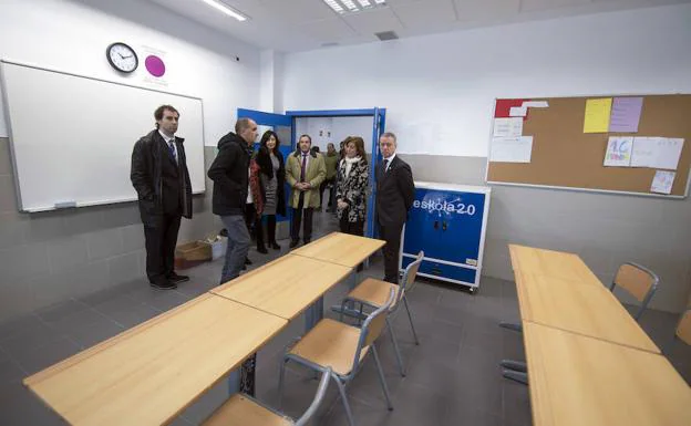 El lehendakari ha acudido al acto de inauguración de un nuevo instituto en Ugao-Miraballes. 
