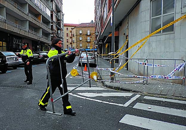 La Policía Local reabre el tráfico en la calle Errenteria tras la actuación de los bomberos.
