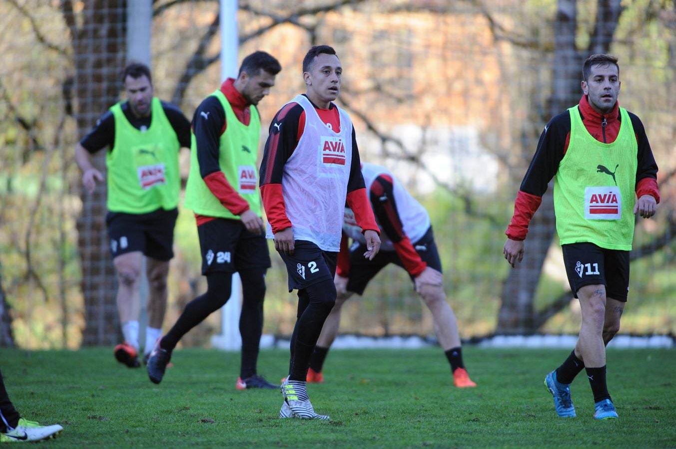 El centrocampista senegalés con pasaporte francés Pape Diop, segundo fichaje del Eibar en el mercado de invierno, se ha estrenado con sus compañeros este sábado en el entrenamiento desarrollado en Atxabalpe.