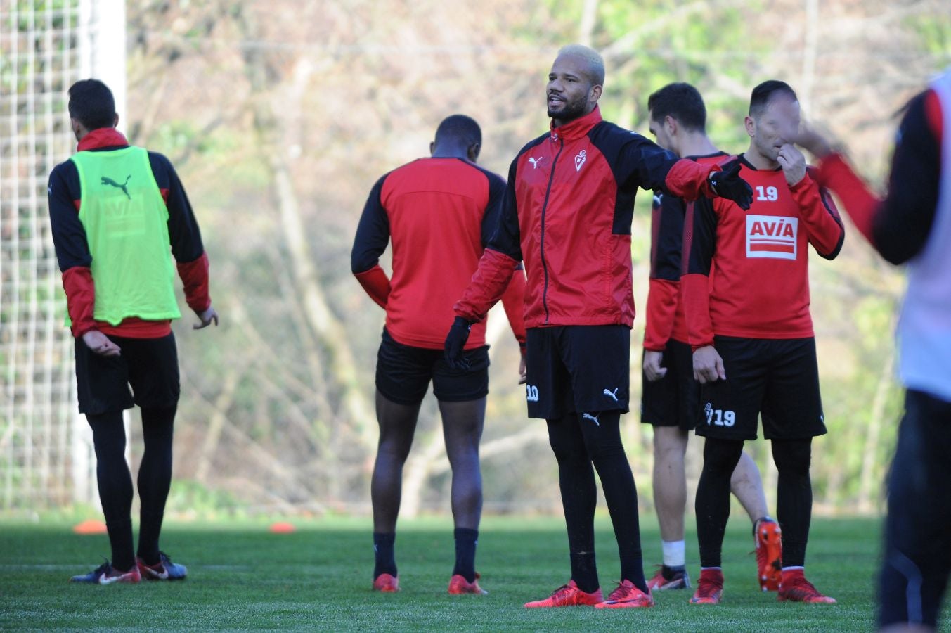 El centrocampista senegalés con pasaporte francés Pape Diop, segundo fichaje del Eibar en el mercado de invierno, se ha estrenado con sus compañeros este sábado en el entrenamiento desarrollado en Atxabalpe.