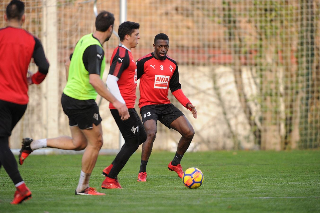El centrocampista senegalés con pasaporte francés Pape Diop, segundo fichaje del Eibar en el mercado de invierno, se ha estrenado con sus compañeros este sábado en el entrenamiento desarrollado en Atxabalpe.