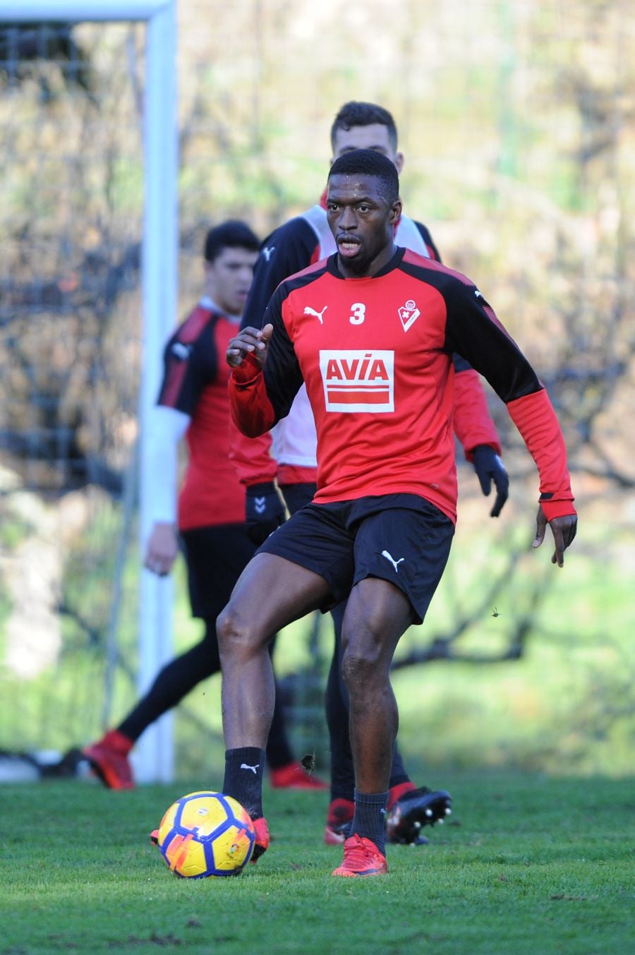 El centrocampista senegalés con pasaporte francés Pape Diop, segundo fichaje del Eibar en el mercado de invierno, se ha estrenado con sus compañeros este sábado en el entrenamiento desarrollado en Atxabalpe.