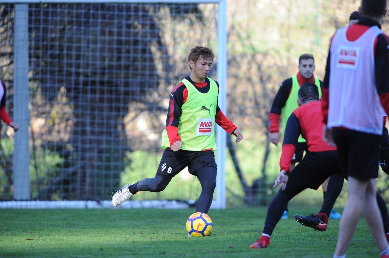 El centrocampista senegalés con pasaporte francés Pape Diop, segundo fichaje del Eibar en el mercado de invierno, se ha estrenado con sus compañeros este sábado en el entrenamiento desarrollado en Atxabalpe.