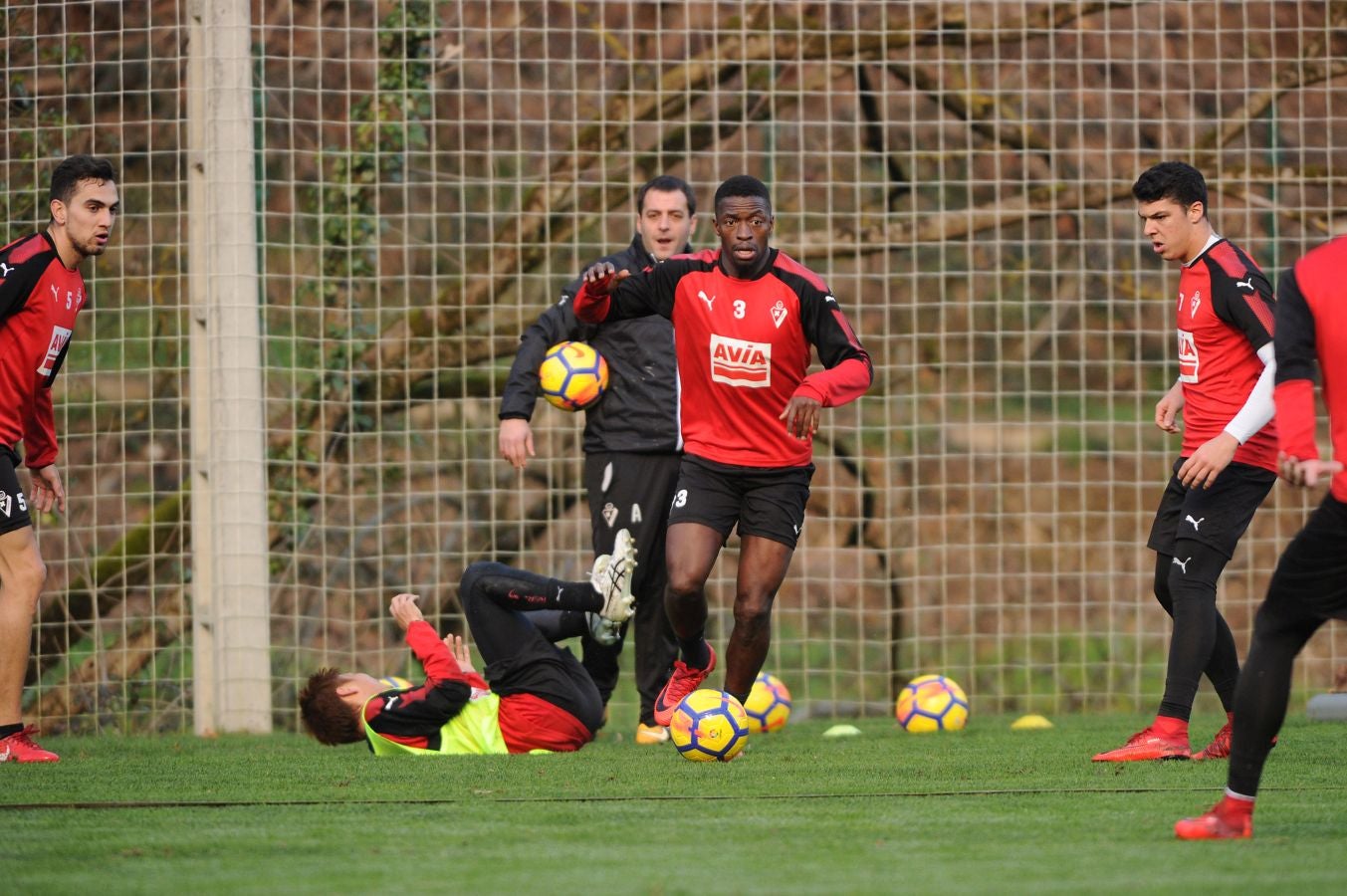 El centrocampista senegalés con pasaporte francés Pape Diop, segundo fichaje del Eibar en el mercado de invierno, se ha estrenado con sus compañeros este sábado en el entrenamiento desarrollado en Atxabalpe.