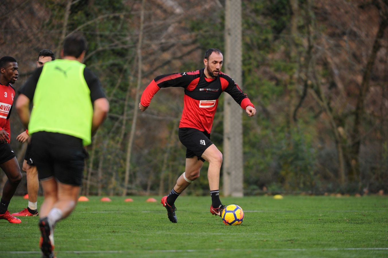 El centrocampista senegalés con pasaporte francés Pape Diop, segundo fichaje del Eibar en el mercado de invierno, se ha estrenado con sus compañeros este sábado en el entrenamiento desarrollado en Atxabalpe.