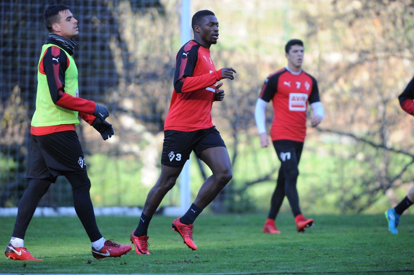 El centrocampista senegalés con pasaporte francés Pape Diop, segundo fichaje del Eibar en el mercado de invierno, se ha estrenado con sus compañeros este sábado en el entrenamiento desarrollado en Atxabalpe.