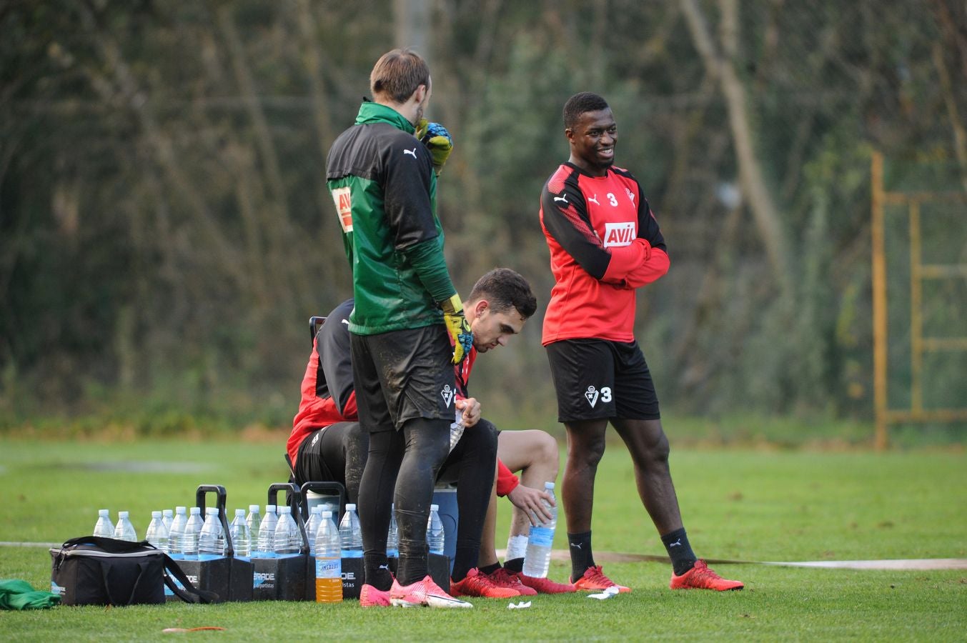El centrocampista senegalés con pasaporte francés Pape Diop, segundo fichaje del Eibar en el mercado de invierno, se ha estrenado con sus compañeros este sábado en el entrenamiento desarrollado en Atxabalpe.