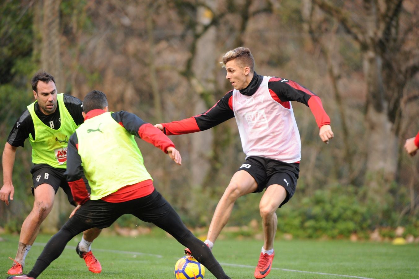 El centrocampista senegalés con pasaporte francés Pape Diop, segundo fichaje del Eibar en el mercado de invierno, se ha estrenado con sus compañeros este sábado en el entrenamiento desarrollado en Atxabalpe.