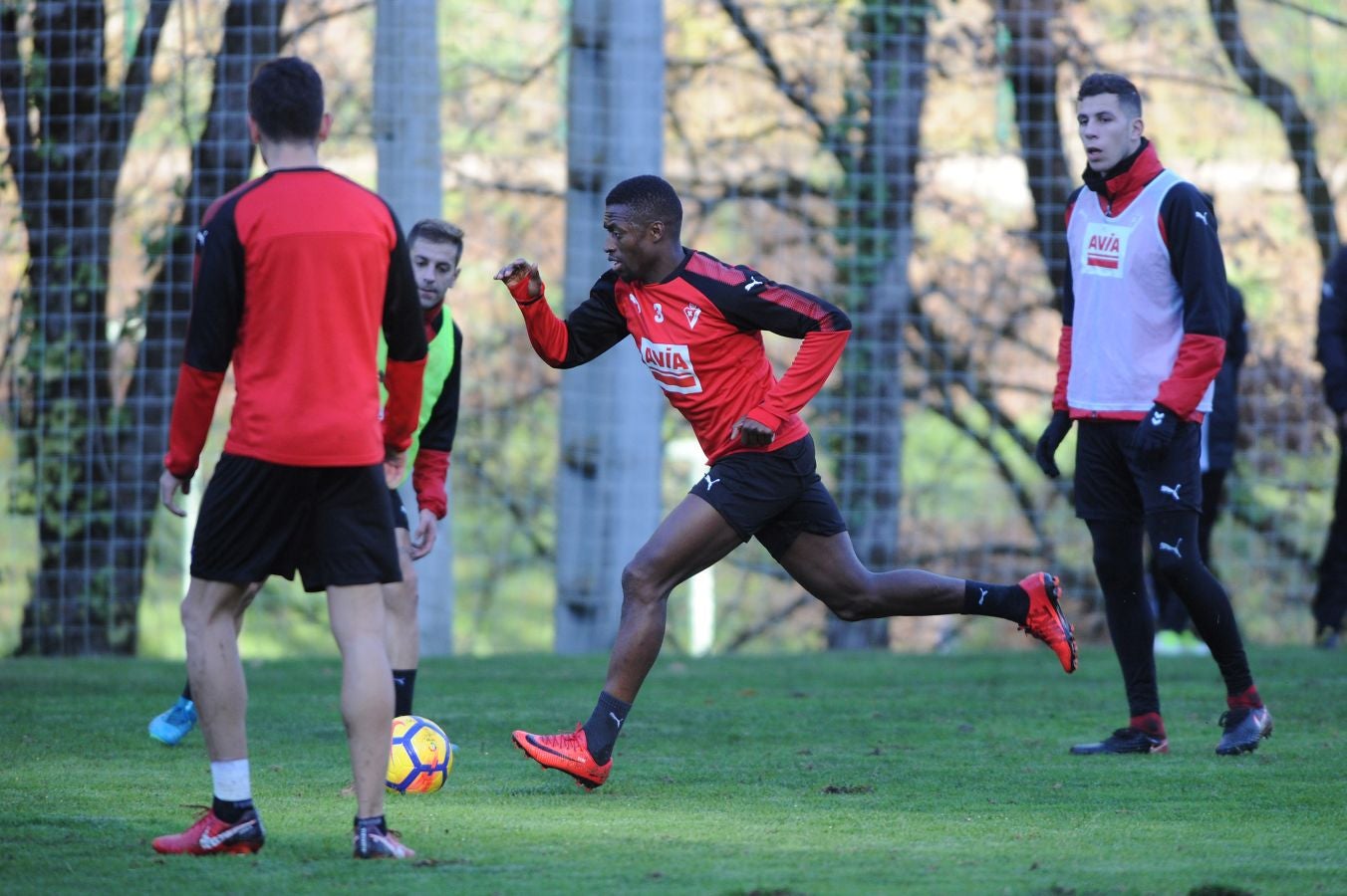 El centrocampista senegalés con pasaporte francés Pape Diop, segundo fichaje del Eibar en el mercado de invierno, se ha estrenado con sus compañeros este sábado en el entrenamiento desarrollado en Atxabalpe.
