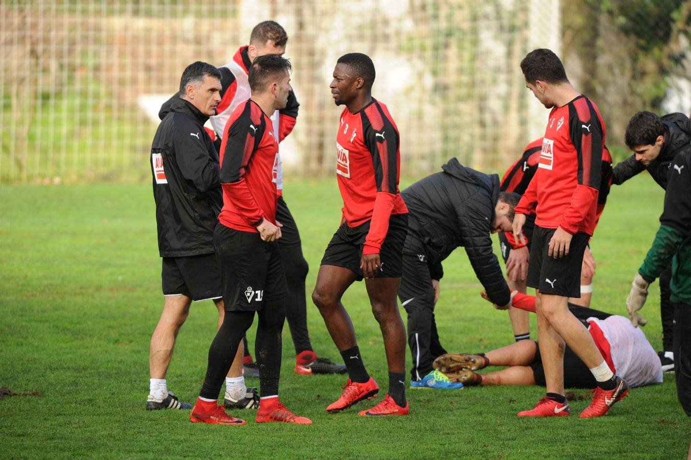 El centrocampista senegalés con pasaporte francés Pape Diop, segundo fichaje del Eibar en el mercado de invierno, se ha estrenado con sus compañeros este sábado en el entrenamiento desarrollado en Atxabalpe.