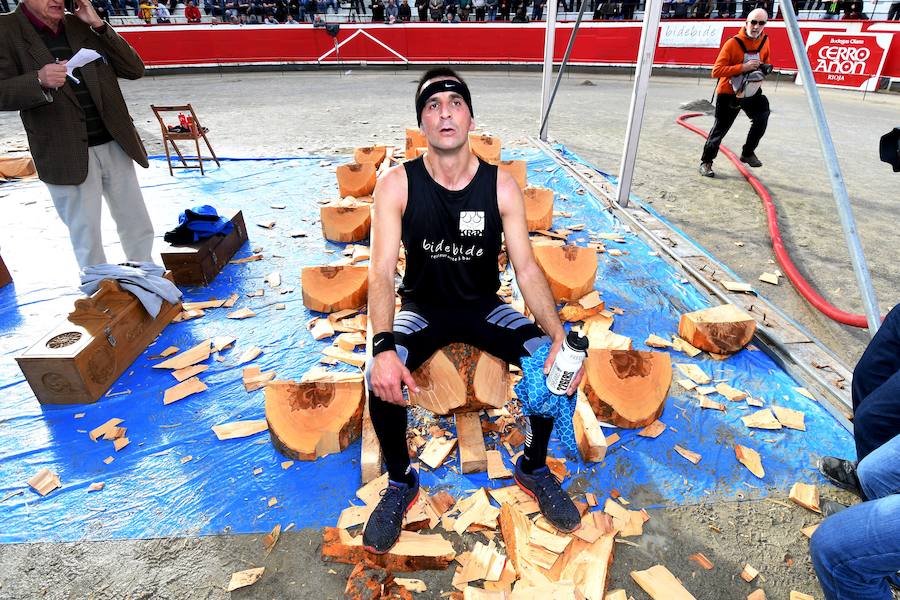 Joxean Etxeberria se ha impuesto con facilidad a Xabier Zaldua en el desafío de aizkora y carrera que les ha enfrentado este sábado en la plaza de toros de Azpeitia.