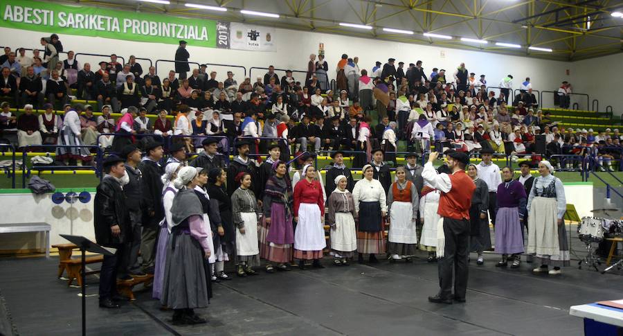 Un año más, Errenteria ha vibrado con su tradicional concurso de villancicos. Por la mañana, cerca de 400 niños procedentes de nueve coros infantiles han protagonizado una espectacular actuación, como prolegómeno del concurso, celebrado por la tarde. 