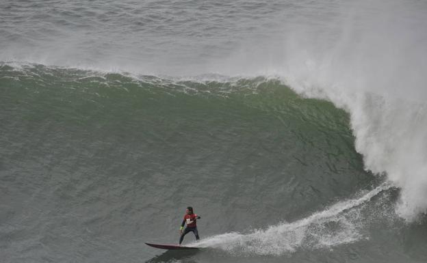 Los surfistas tuvieron que hacer frente a olas de seis metros que dejaron imágenes para el recuerdo