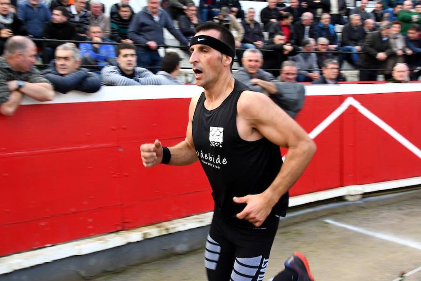 Joxean Etxeberria se ha impuesto con facilidad a Xabier Zaldua en el desafío de aizkora y carrera que les ha enfrentado este sábado en la plaza de toros de Azpeitia.