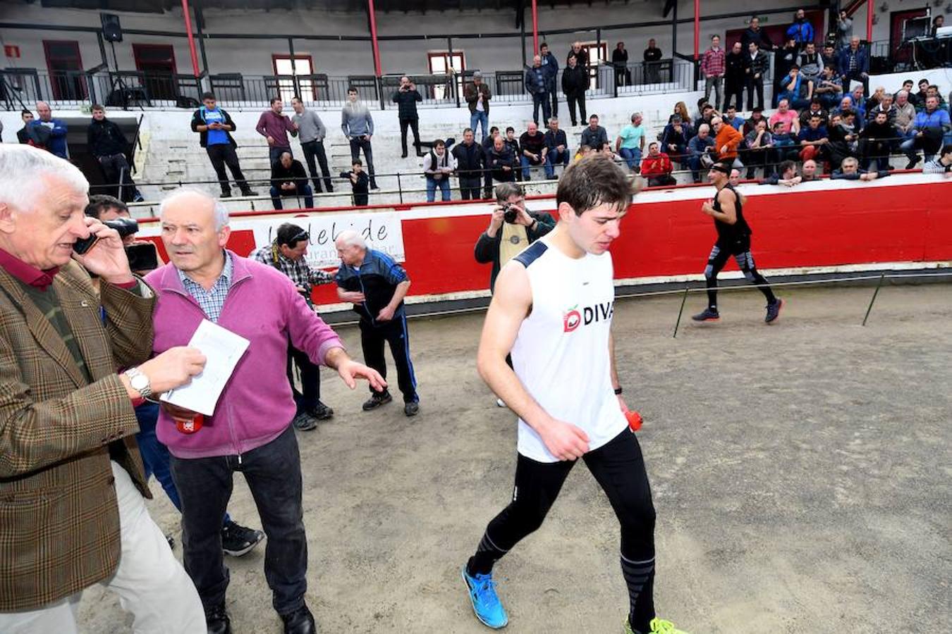Joxean Etxeberria se ha impuesto con facilidad a Xabier Zaldua en el desafío de aizkora y carrera que les ha enfrentado este sábado en la plaza de toros de Azpeitia.
