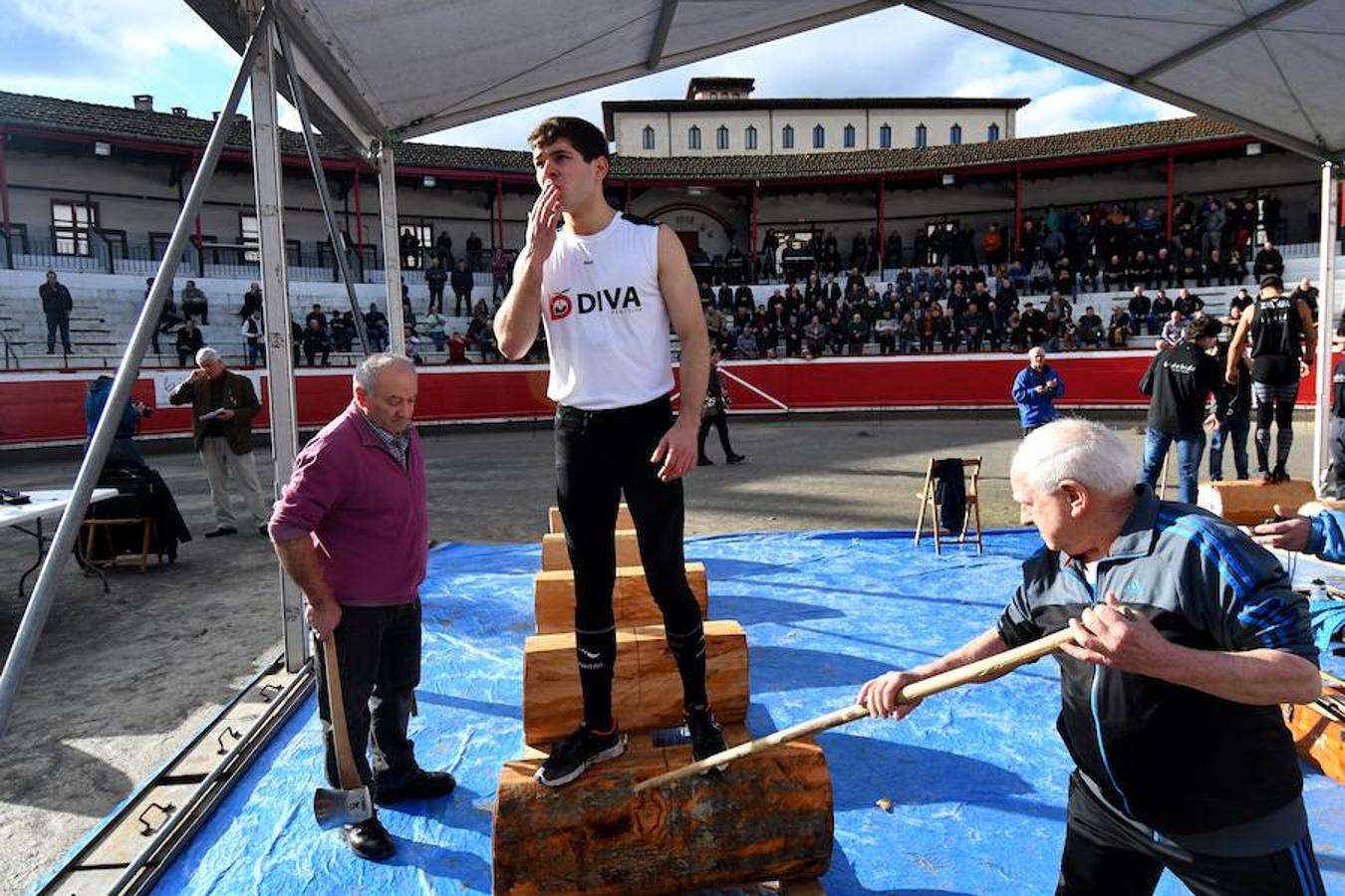 Joxean Etxeberria se ha impuesto con facilidad a Xabier Zaldua en el desafío de aizkora y carrera que les ha enfrentado este sábado en la plaza de toros de Azpeitia.