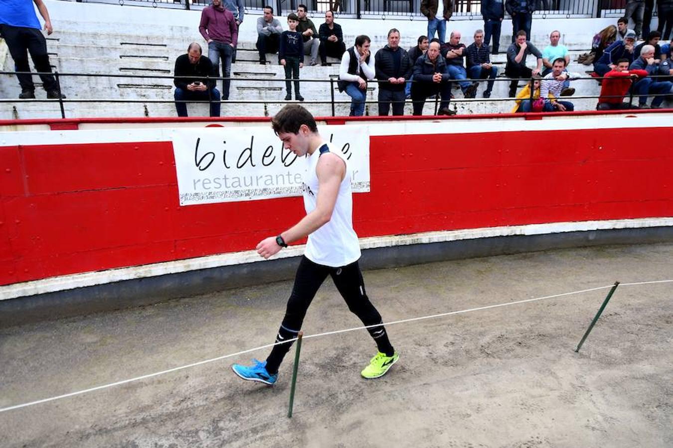 Joxean Etxeberria se ha impuesto con facilidad a Xabier Zaldua en el desafío de aizkora y carrera que les ha enfrentado este sábado en la plaza de toros de Azpeitia.