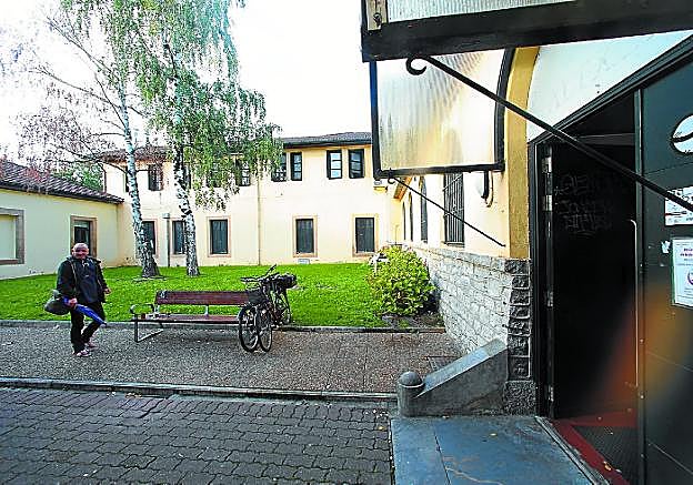 Entrada al edificio que albergó el antiguo hospital que albergará eñ centro de noche. 