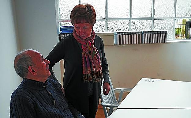 Lidia acompaña siempre a sus clases a su marido, y aprovecha para hacer los ejercicios de gimnasia. 