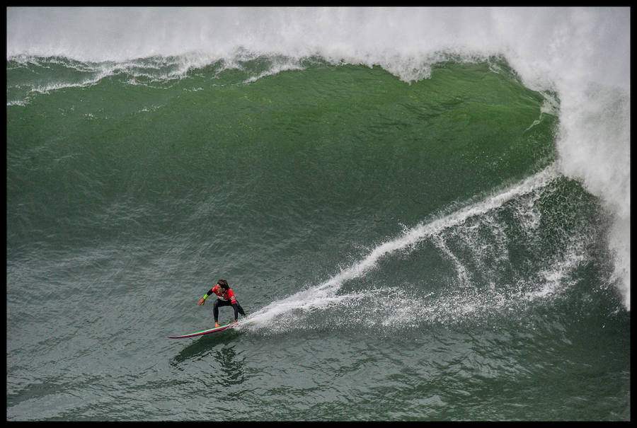 El estadounidense Nic Lamb ha sido el ganador de la duodécima edición del XII Punta Galea Challenge, campeonato internacional de surf sobre olas grandes disputado este sábado en aguas del Abra de Getxo, que ha contado con la participación de 24 surfistas y olas de hasta seis metros de altura.