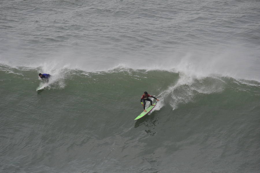 El estadounidense Nic Lamb ha sido el ganador de la duodécima edición del XII Punta Galea Challenge, campeonato internacional de surf sobre olas grandes disputado este sábado en aguas del Abra de Getxo, que ha contado con la participación de 24 surfistas y olas de hasta seis metros de altura.