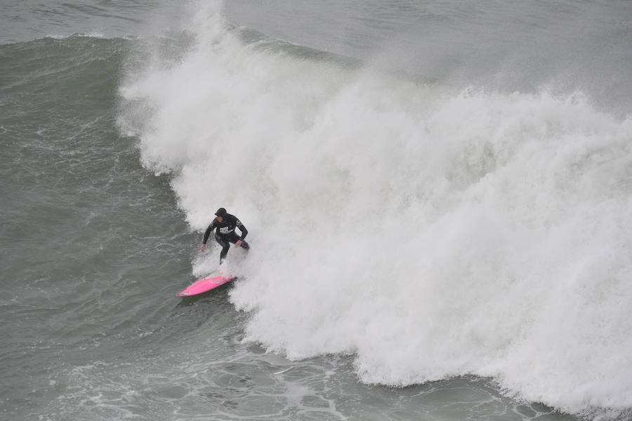 El estadounidense Nic Lamb ha sido el ganador de la duodécima edición del XII Punta Galea Challenge, campeonato internacional de surf sobre olas grandes disputado este sábado en aguas del Abra de Getxo, que ha contado con la participación de 24 surfistas y olas de hasta seis metros de altura.