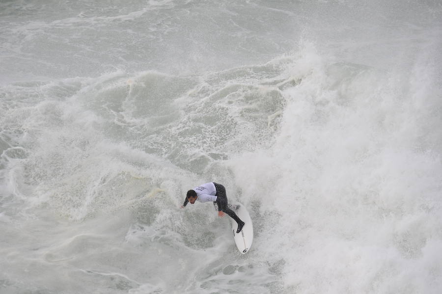 El estadounidense Nic Lamb ha sido el ganador de la duodécima edición del XII Punta Galea Challenge, campeonato internacional de surf sobre olas grandes disputado este sábado en aguas del Abra de Getxo, que ha contado con la participación de 24 surfistas y olas de hasta seis metros de altura.