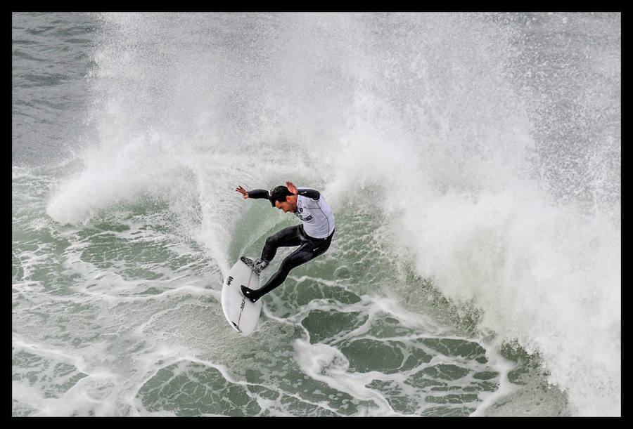 El estadounidense Nic Lamb ha sido el ganador de la duodécima edición del XII Punta Galea Challenge, campeonato internacional de surf sobre olas grandes disputado este sábado en aguas del Abra de Getxo, que ha contado con la participación de 24 surfistas y olas de hasta seis metros de altura.