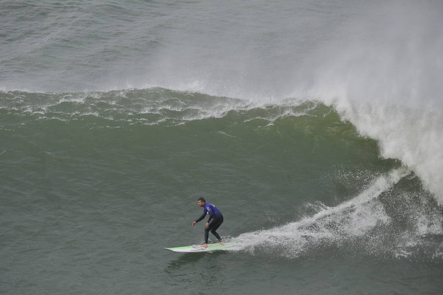El estadounidense Nic Lamb ha sido el ganador de la duodécima edición del XII Punta Galea Challenge, campeonato internacional de surf sobre olas grandes disputado este sábado en aguas del Abra de Getxo, que ha contado con la participación de 24 surfistas y olas de hasta seis metros de altura.