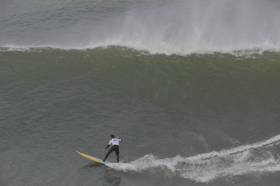 El estadounidense Nic Lamb ha sido el ganador de la duodécima edición del XII Punta Galea Challenge, campeonato internacional de surf sobre olas grandes disputado este sábado en aguas del Abra de Getxo, que ha contado con la participación de 24 surfistas y olas de hasta seis metros de altura.