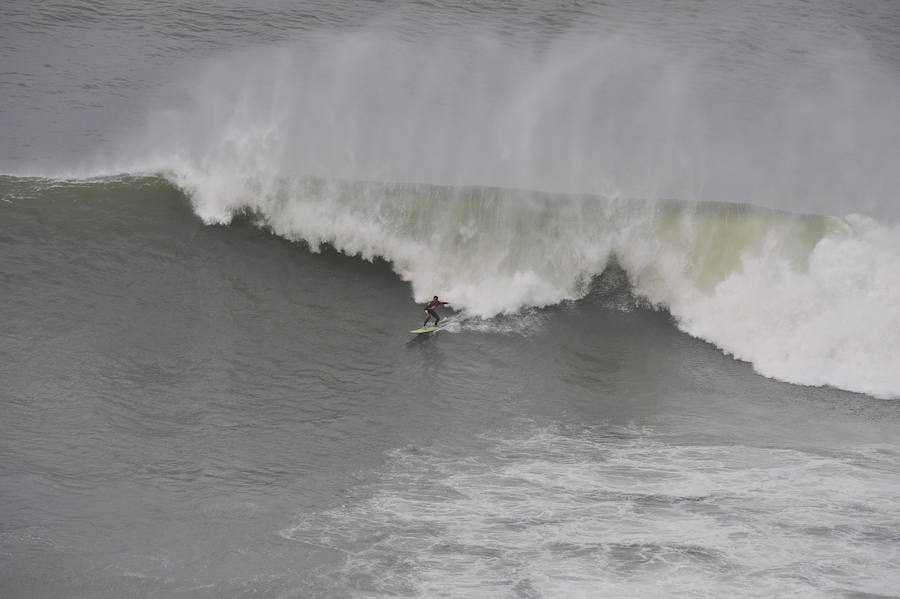 El estadounidense Nic Lamb ha sido el ganador de la duodécima edición del XII Punta Galea Challenge, campeonato internacional de surf sobre olas grandes disputado este sábado en aguas del Abra de Getxo, que ha contado con la participación de 24 surfistas y olas de hasta seis metros de altura.
