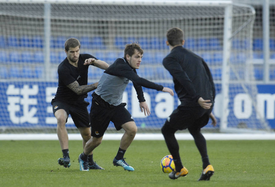 La plantilla de la Real Sociedad, se ha ejercitado este sábado por la tarde en Zubieta con las ausencias de Januzaj y De la Bella.